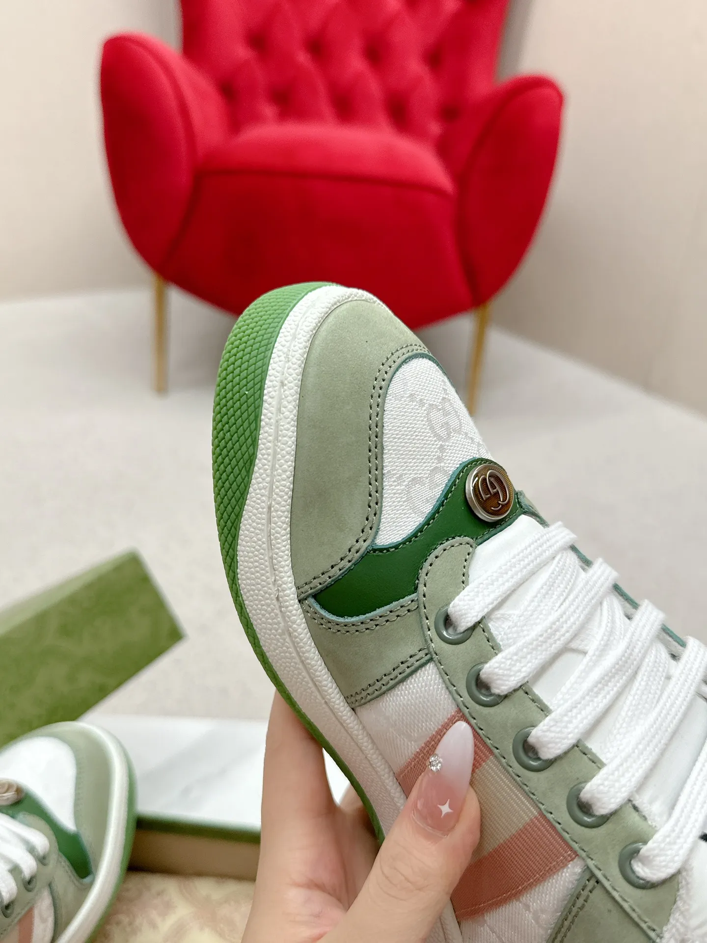 👟👟Ex-factory price 560👟👟 Men’s size +10 Gucci——purchased version GG series distressed dirty shoes-hot style is coming! 9 times out of 10 sales, you will definitely get the money. Ready stock! Spot goods! Spot goods! New colors added - the ultimate version on the market! Purchase the original version and develop it... fabric, material, outsole, and details can be compared at will! Open-mold Swarovski one-to-one replica rhinestone chain...Metal cherry pendant...Metal double G crystal cylindrical mark...Gucci original customized narrow webbing...Super flash series - flash diamond chain. The cherry decoration is detachable and can be changed into two to match with each other to show your personality. Exclusive color-brushed cowhide fabric. Hand-made distressed is very textured and has a sense of luxury! The details of the workmanship can be seen in the drawings, and no line is missed. The original terry cloth is delicate, soft and more comfortable and breathable. The privately stamped two-color original TPU outsole (lower layer is wider, upper layer is narrower). Matching packaging⭐️ Size: Female 35-40 Male 39-44 (Female 41 Male 45 customized)